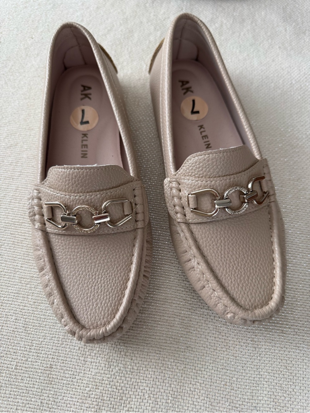 ANNE KLEIN Beige Pebbled Leather Gold-tone Chain-Trim Loafers, 7, NWOT
